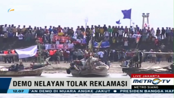 Nelayan Muara Angke Segel Pulau Hasil Reklamasi