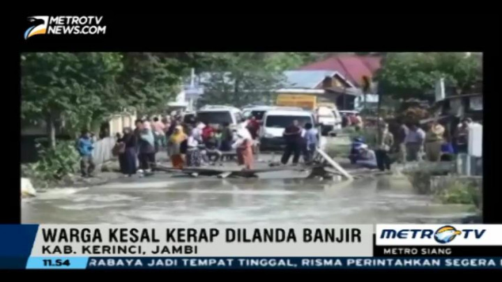 Kesal Dilanda Banjir, Warga Desa Blokade Jalan Lintas Sumatra