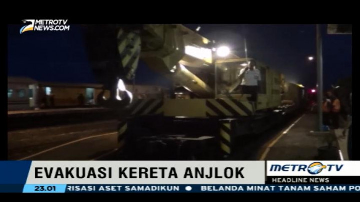 Crane Dikerahkan Evakuasi Kereta Barang yang Anjlok di Batang