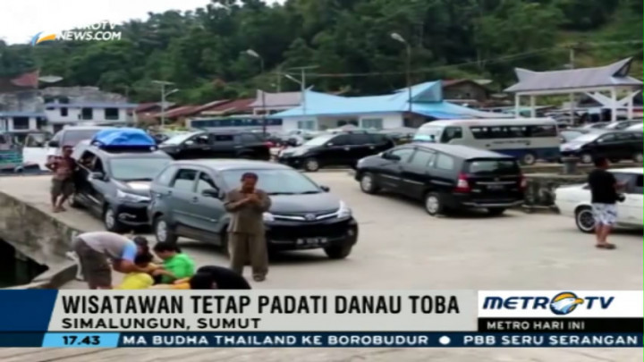 Danau Toba Masih Dipadati Wisatawan Meski Dipenuhi Ikan Mati