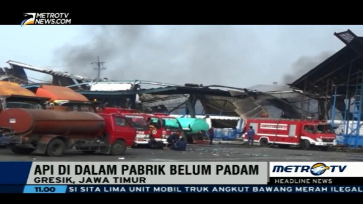 Kebakaran Gudang Sepatu di Gresik Sulit Dipadamkan