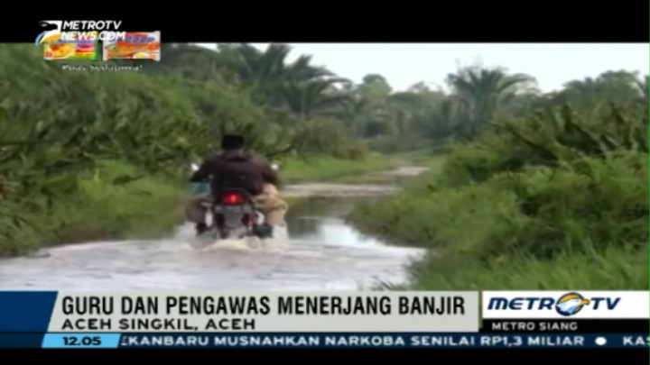 Demi Kelancaran UN, Guru dan Pengawas di Aceh Terjang Banjir