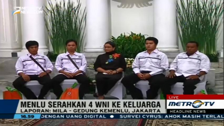 Menlu Serahkan Empat WNI ke Keluarga