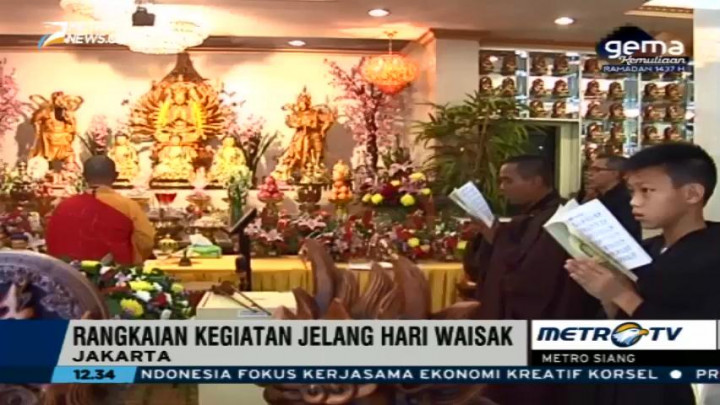 Sembahyang Memandikan Buddha Rupang Jelang Waisak