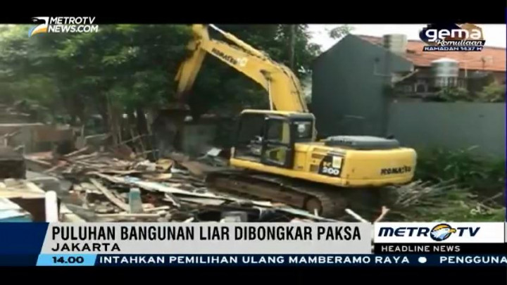 PT KAI Bongkar Paksa Puluhan Bangunan Liar di Jatinegara