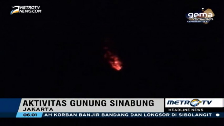 Gunung Sinabung Muntahkan Lava Pijar