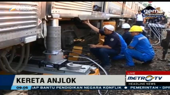 KRL yang Anjlok di Manggarai dalam Proses Evakuasi