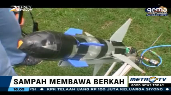 Siswa di Bandung Sulap Botol Minuman Bekas Jadi Roket Air