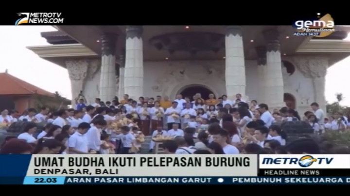 Umat Buddha Bali Ikuti Pelepasan Burung