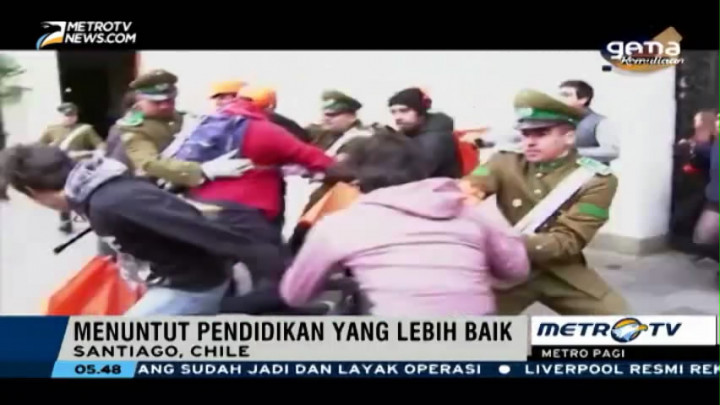 Kelompok Mahasiswa di Chile Bentrok dengan Pihak Keamanan Istana