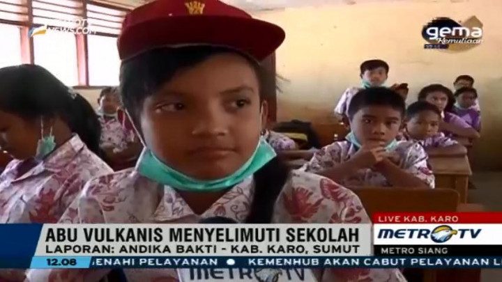 Abu Vulkanik Gunung Sinabung Ganggu Aktivitas Belajar Mengajar