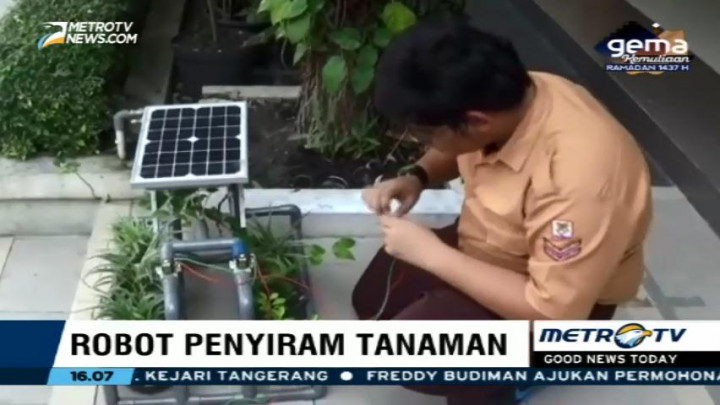 Robot Penyiram Tanaman Bertenaga Surya Ciptaan Siswa Surabaya