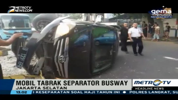 Sopir Diduga Mengantuk, Mobil Tabrak Separator Busway