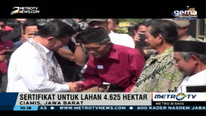 Menteri Agraria Serahkan Sertifikat Tanah ke 2.050 Petani di Jabar