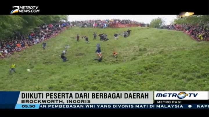 Tradisi Unik Mengejar Bola Keju