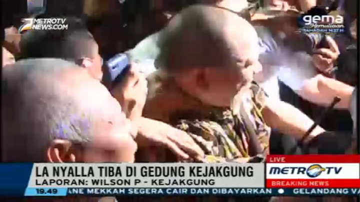 Tiba di Kejagung, La Nyalla Digiring ke Kantor Jampidsus