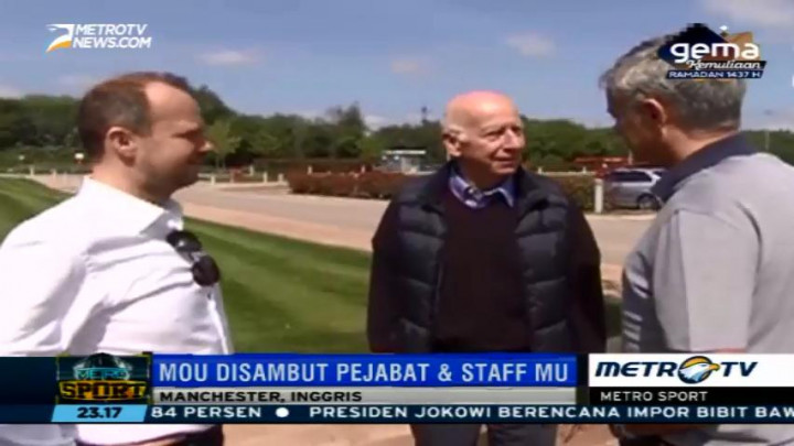 Sir Bobby Charlton Sambut Mourinho di Carrington