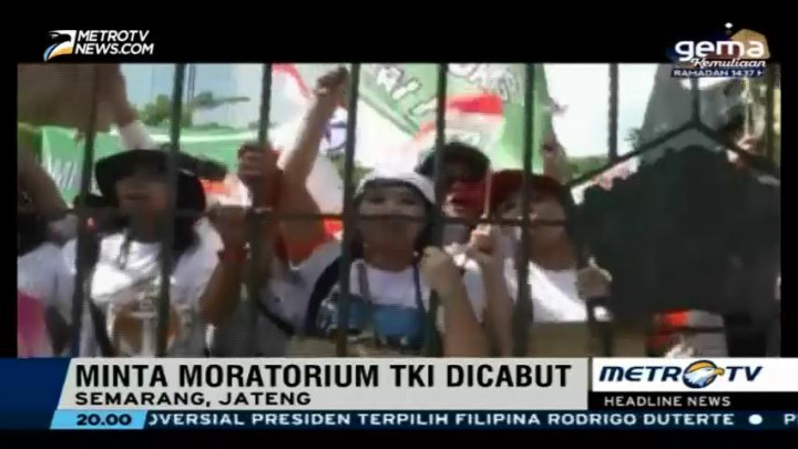 Massa Demo Tolak Moratorium TKI di Depan Gedung DPRD Semarang