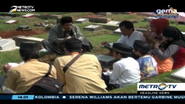 Jelang Ramadan, TPU Karet Bivak Dipadati Peziarah