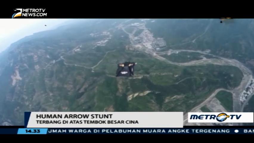 'Human Arrow' Jeb Corliss Terbang di Atas Tembok Besar Cina