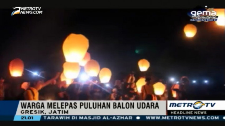 Warga Gresik Gelar Pawai Obor Sambut Ramadan