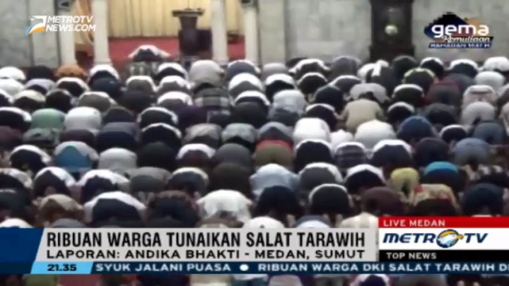 Salat Tarawih Perdana di Masjid Agung Medan