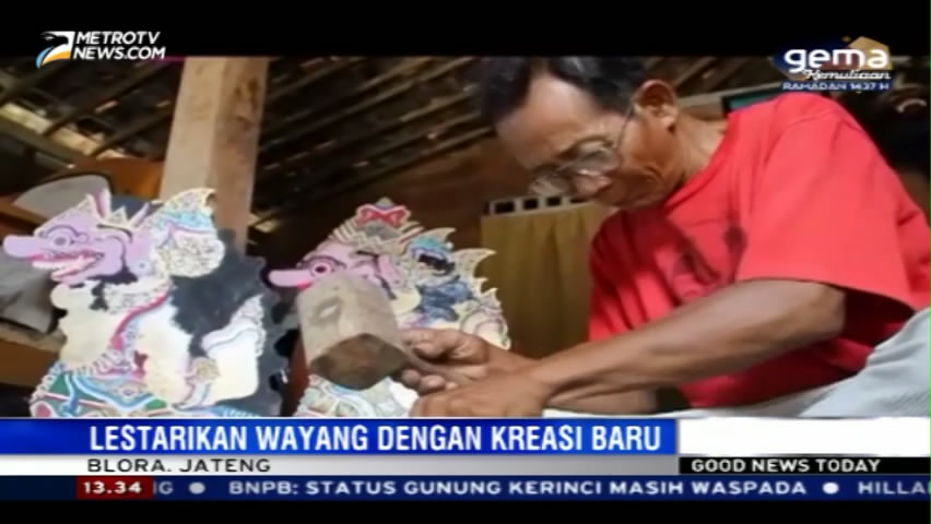 Unik, Kakek Ini Buat Wayang dari Karton