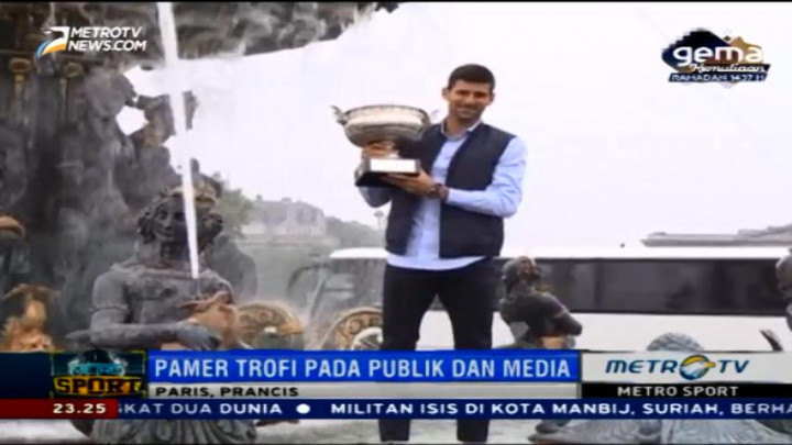Djokovic Pamerkan Trofi Kemenangan