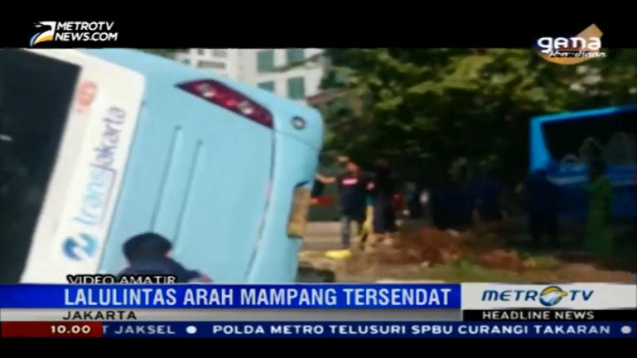 Bus Transjakarta Terbalik, Lalin di Warung Buncit Tersendat