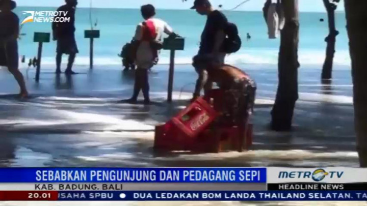 Pantai Kuta Diterjang Gelombang Pasang