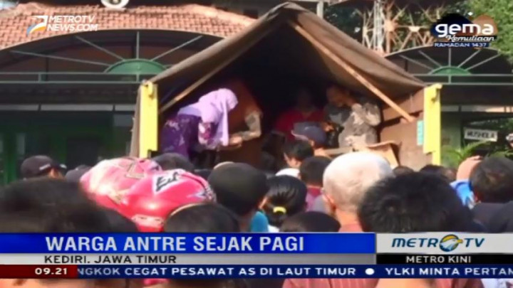 Warga Kediri Rela Antre Sejak Pagi Demi Operasi Pasar Murah