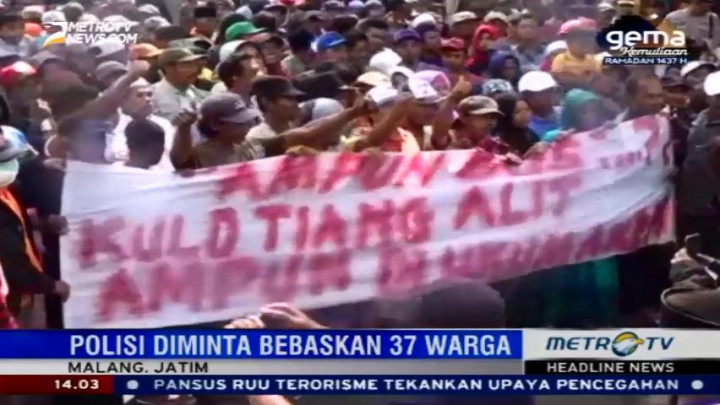 Ribuan Warga Kalibakar Kepung DPRD Kabupaten Malang