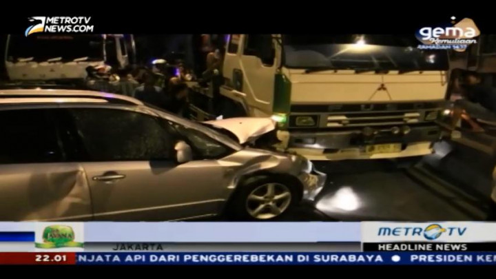 Truk Tronton Tabrak Lima Mobil di Pademangan