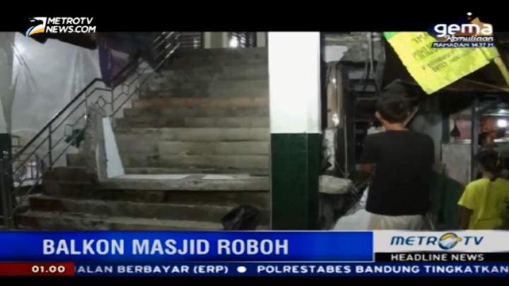 Balkon Kubah Masjid Roboh, Seorang Patah Tulang