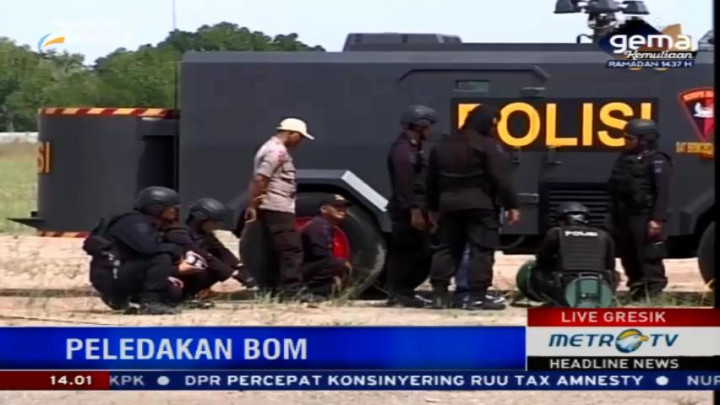 Tim Gegana Polda Jatim Meledakkan Tiga Bom Rakitan