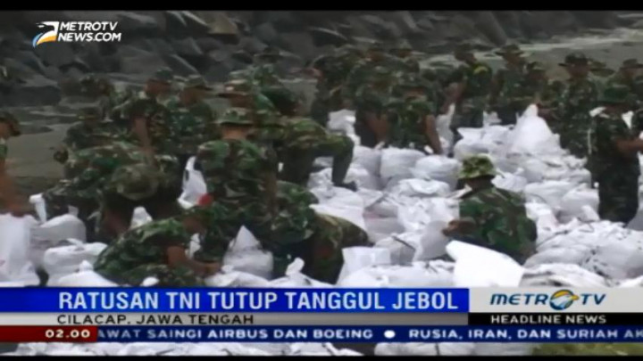 Ratusan Personel TNI Tutup Tanggul Jebol di Cilacap
