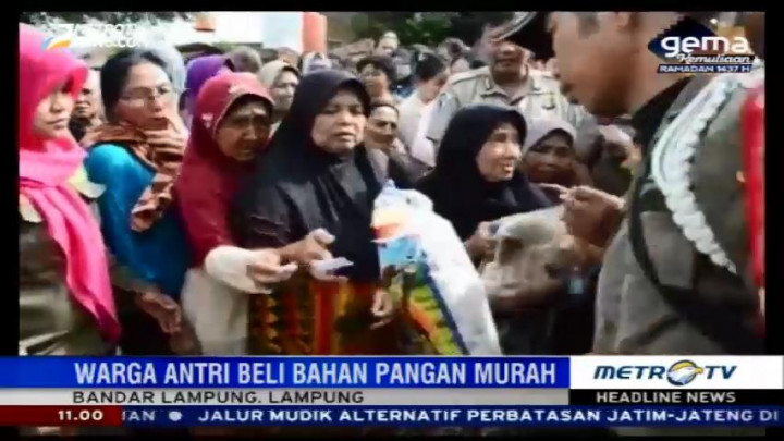 Antrean Warga Padati Pasar Murah di Bandar Lampung