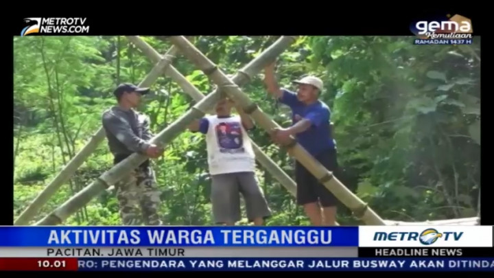 Terputus Akibat Banjir, Warga Pacitan Buat Jembatan Darurat