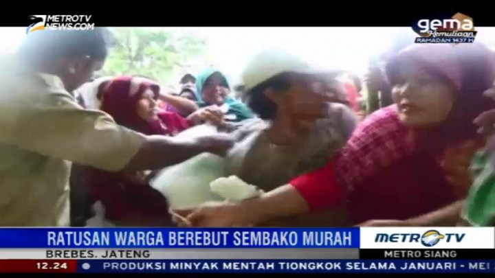 Ratusan Warga Brebes Berebut Sembako dalam Operasi Pasar