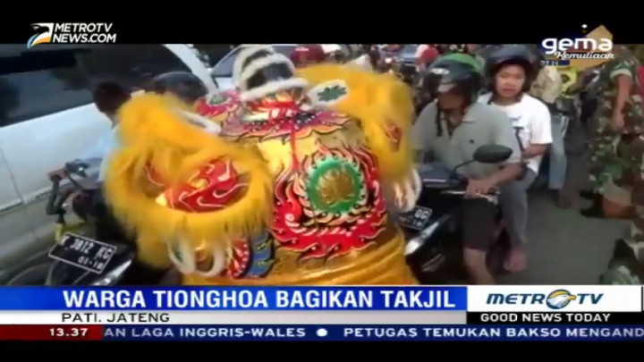 Barongsai Berbagi Takjil di Pati