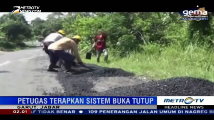 Jelang Arus Mudik, Perbaikan Jalan di Garut Terus Dilakukan