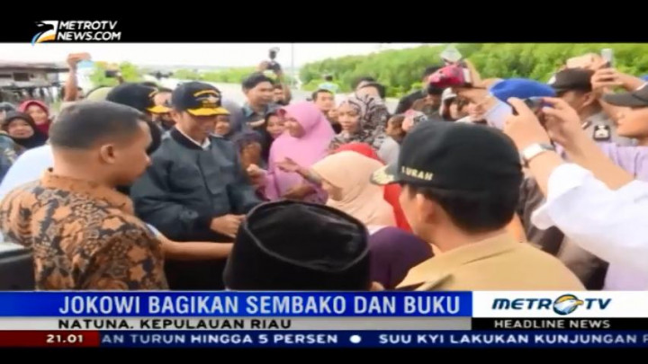 Jokowi Bagi-bagi Sembako di Natuna