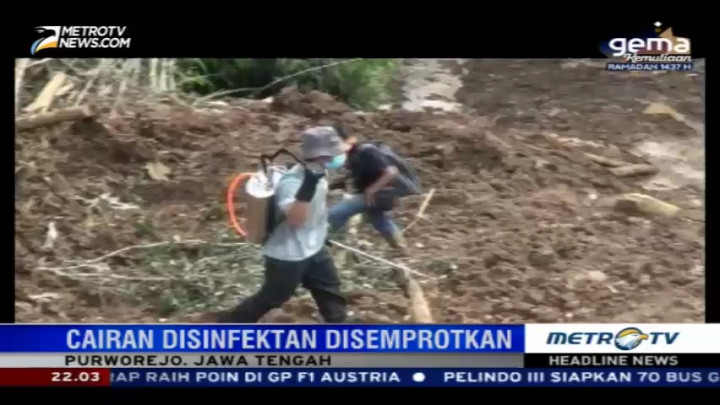 Dinkes Semprotkan Cairan Disinfektan di Area Longsor Purworejo