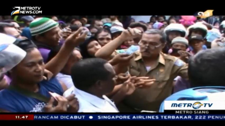 Warga Sorong Berebut Paket Pasar Murah