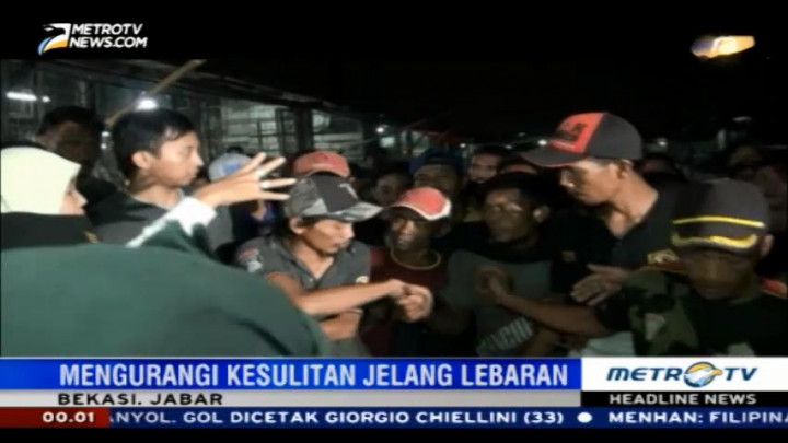 300 Kuli Panggul Berebut Zakat di Pasar Induk Cibitung