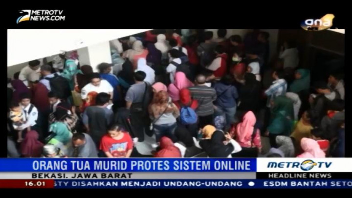 Ratusan Orang Tua Murid Geruduk Disdik Bekasi