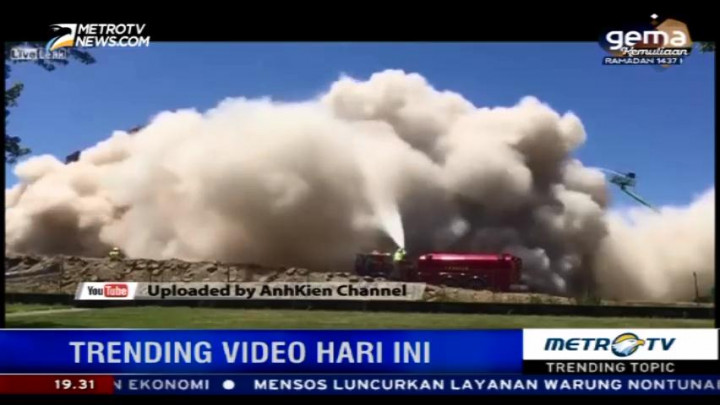 Debu Runtuhan Gedung Tua Menutup Mobil Pemadam