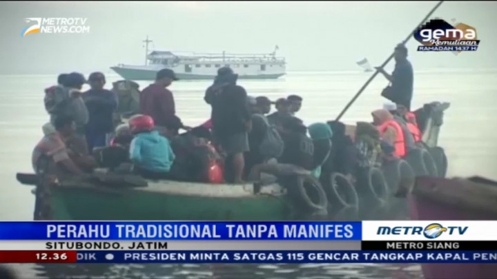 Kedatangan Kapal Feri Tertunda, Penumpang Nekat Gunakan Perahu Tradisional