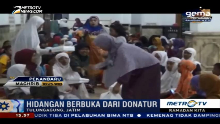 Tradisi Berbagi Makanan Buka Puasa di Tulungagung