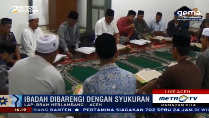 Aktivitas Warga Aceh Saat Menunggu Waktu Buka Puasa